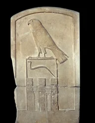 Egyptiläinen antiikki: yksityiskohta käärmekuninkaan kalkkikivessä olevasta stelestä, jossa on Horuksen jumala. Abydosista. Thiniittikausi (n. 3100-2700 eKr.). Aurinko 1,4x0,6 m Pariisi, Musee du Louvre
