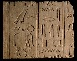 Egyptin antiikin: hautajaiskirjoitus, jossa mainitaan nainen nimeltä Takhout. 8. vuosisadalla eaa. Pariisi, Louvre-museo