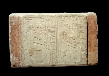 Egyptiläinen antiikki: Waten- ja Ousernebnet-naisten hautausstele kalkkikivessä. Thiniittikausi (n. 3100-2700 eKr.) 2. dynastia Memphisistä. Pariisin Louvre-museo