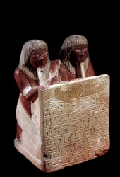 Egyptiläinen antiikki: kalkkikivipatsas, joka toimii steelenä Didin ja hänen poikansa Padouan nimissä. Uusi imperiumi. Deir el Medinehistä. Aurinko 0,31 m Pariisi, Musee du Louvre