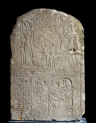 Egyptiläinen antiikki: kalkkikivistele kuningas Anyan kylttioven nimessä. Ripustimessa farao Ramses II tarjoaa suitsukkeita omalle valtavalle jumalalliselle patsalleen. Regne of Ramses II (1279-1213 eKr.). Saqqara serapeumista. Aurinko 0,44x0,3 m Pariisi, 