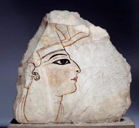 Egyptiläinen antiikki: ostrakon (tai ostracon) (monikko: ostraca tai ostraka), kalkkikiven keramiikkasirpaleet kuninkaallisella profiililla. 19. dynastia (1295-1186 eKr.). Pariisi, Louvre-museo
