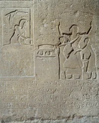 Egyptiläinen antiikin aika: kohokuvio Horminin kalkkikivessä: Sethi I jakaa urhoollisen kauluksen palkinnoksi Horminille, kuninkaan haaremin päällikölle. 19. dynastia (1295-1186 eKr.). Pariisin Louvre-museo