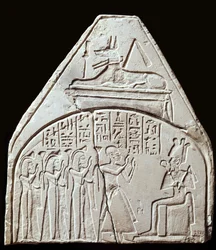 Egyptiläinen antiikki: stelefragmentti, joka edustaa Osiriksen jumalanpalvelusta. Sen yläpuolella edustaa Anubista. Pariisi, Louvre-museo