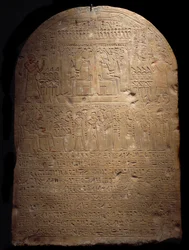 Egyptiläinen antiikin aika: Ptameksen, Atonin ensimmäisen profeetan, farao Amenhotep (Amenophis) III:n hallinnon alainen steele. 1403-1365 ennen JC:n 18. dynastiaa Lyon, Musee des Beaux Arts