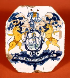 Apteekkilaatta, jossa on Lontoon Worshipful Society of Apothecaries -yhdistyksen vaakuna ja motto (keraaminen)