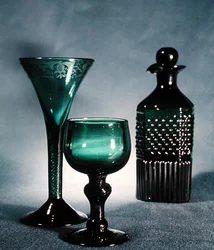 L–R: Koristeltu viinilasi, pyöreä lasi ja karahvi, 1700-luvun loppu - 1800-luvun alku (vihreä lasi)