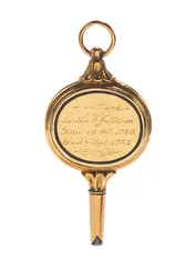 Memento mori -kaiverrettu kelloavain, jossa on Martha Wayles Jeffersonin hiuslukko, ranska tai englanti, 1700-luvun loppu - 1800-luvun alku (kulta) (katso myös 711002)