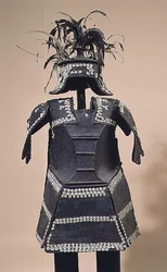 Ata Armor Mindanaosta, Filippiineistä (hartsilla päällystetty rottinki ja kirjailtu cowrie-kuorilla)