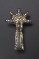 Bow Fibula, Alemann, 500-550 (hopea kullattu ja niello)
