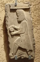Persepoliksen kuninkaallisen hovin meedi, joka kantoi katettua alusta, Achaemenid, n. 500 eaa (kalkkikivi)