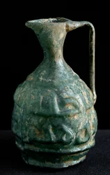 Pieni lasinen amfora kirjoituksilla. 9-10-luvulla Irakista. Himmeä. 8,9 cm Pariisi, Musee du Louvre