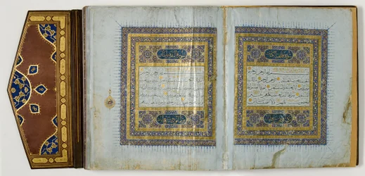 Sivu Koraanista, n. 1450-1560 (muste ja kulta paperille, nahka)