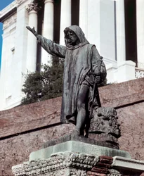 Cola di Rienzolle (1314-1354) omistettu muistomerkki Rooman Capitolissa (Campidoglio), josta hän julisti Rooman tasavallan 20.5.1347.