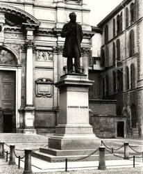 Alessandro Manzonin (1785-1873) muistomerkki (pronssi) (m/v kuva)