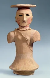 Haniwa shamaanihahmo, 5.-6. vuosisadalla (keramiikka maalatuilla koristeilla)
