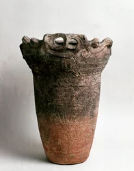 Suuri terrakottamaljakko Fukushimasta, Jomonin ajalta 1500-1000-luvulta eKr