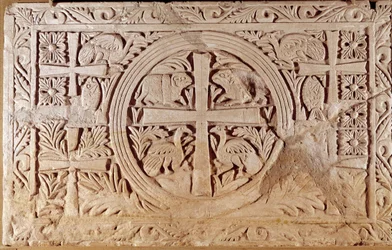 Kanslialaatta, kirkon kuoron pääteelementti. Libanonista. 5-6-luvulla jKr. Himmeä. 0,78x1,27 m. Pariisi, Louvre-museo