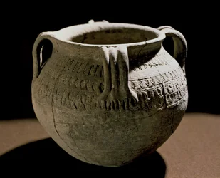 Keskiajan arkeologia (keskiaika). Gallian barbaaritaide: maljakko, jossa on uurrettu keramiikkakoristelu. Ranska, merovingiaika, 700-luku. Strasbourg, Musée d’Archéologie du Palais Rohan