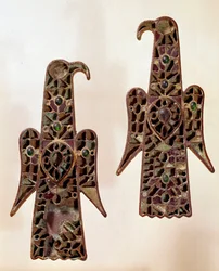 Merovingiajan taide: pari kotkanmuotoisia fibuloita (hakaneuloja). Cloisonné-emali, 6. vuosisata, merovingien dynastia (481-751). Castelsagratista. Musée de Cluny, Pariisi.