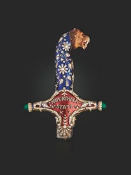 Kapurthalan Maharaja Jagatjit Singhin osavaltiomiekan kädensija, n. 1900 (emali, timantit ja rubiinit)