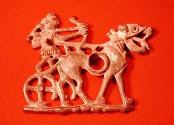 Hevosen puru, joka kuvaa metsästäjää vaunuissaan ampumassa joustaan, n. 1200-700 eKr. (pronssi)