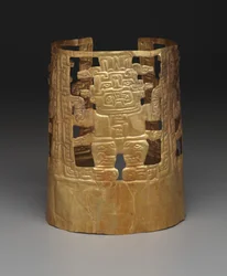 Kruunu jumaluushahmoilla, noin 1000–200 eaa (kulta)