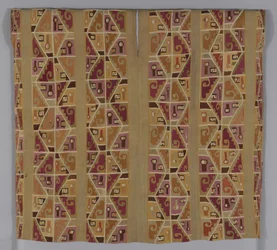 Tunika, 600-800 (puuvillaa ja villaa (kamelikangas), yksi lukittuva kuvakudos; pääntie ja käsivarret viimeistelty villalla (kameli) pilvisillä ompeleilla; saumat yhdistetyt villalla (kamelipuna) parsiompeleissä)