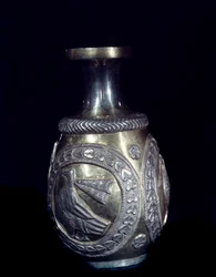 Sassanidien käsityöt: kultainen hopeakarahvi, joka on koristeltu kolmella kohokukoisella medaljongilla. 224-661 jKr. Teheran, Foroughi-kokoelma