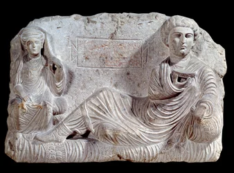Taimen ja hänen vaimonsa hautaaminen kalkkikivessä. Palmyrasta. 200 jKr. Pariisi, Louvre-museo