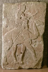 Laatta, jossa Dromedary Rider, Tell Halaf, Pohjois-Syyria (kalkkikivi punaisella maalilla)