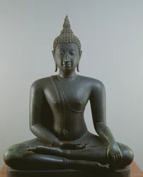 Buddha istuu meditaatiossa, Sukhothai-tyyli (pronssi)