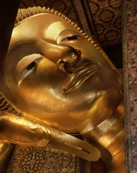 Yksityiskohta makaavasta Buddhasta (metalli)