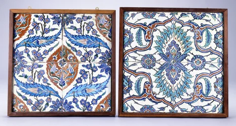 Iznik-laatta, jossa on luumunkukkia ja tulppaaneja, valmistettu noin vuonna 1570, ja 1600-luvun Iznik-laatta punaisella ja sinisellä halkaistulla palmetilla, n. 1570; 1600-luku (keraaminen)