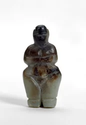 Seisovan naisen hahmo Cukurdentista, Turkista (marmori)