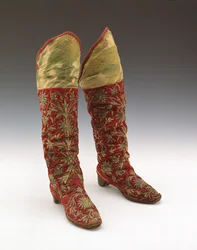 Miesten saappaat, Bokhara, 1800-luvun alkupuoli-puoli (karmiininpunainen sametti brodeerattu hopealangalla)