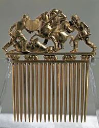 Art Scythian (Skythian sivilisaatio): kultakampa koristaa kohtauksia taisteluista skyttien sotureiden kanssa (kampa taistelukohtauksella). Solokhan tumuluksesta Venäjältä (nykyisin Ukraina). 5-4-luvulla eKr. Aurinko. 12,6x10,2 cm Eremitaaši, Pietari