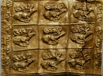 Art Scythian (Skythian sivilisaatio tai Scythia): kultavireen kansi koristaa eläimiä (peura). Tumulus nro 4 Kelermesistä, Krasnodarin alue, Kuban, Venäjä, 7. vuosisadalla eaa.