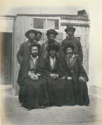 7 puolalaisen juutalaisen ryhmä Mediterrane-hotellin pihalla, Jerusalem, 1867
