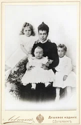 Venäjän suurherttuatar Xenia Aleksandrovna lasten kanssa Irina Aleksandrovna, Andrei..., 1903.