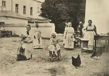 Hillon valmistus Leo Tolstoin talon pihalla, Jasnaja Poljana, lähellä Tulaa, Venäjä, 1900