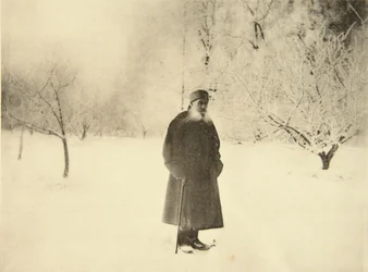 Venäläinen kirjailija Leo Tolstoi talvikävelyllä, 1900-luku