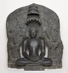 Jain Tirthankar Parshvanath käärmehupulla meditaatiossa (Dhyamudra), Karnatakasta, Intiasta (Kloriitti)