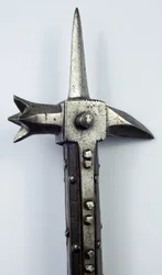 Warhammer for Foot Combat, n. 1440 (rautaa ja puuta kupariuurteella)