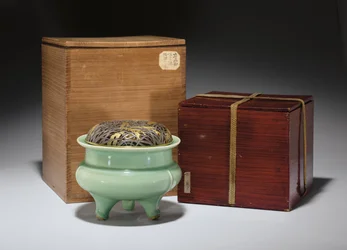 Suuri Longquan Celadon kolmijalkainen suitsutusastia japanilaisella paketilla kullatulla metallikullauksella (keraaminen) (katso myös 349486)