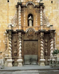 Yksityiskohta 1700-luvulla rakennetun San Bartolomen kirkon julkisivusta Benicarlossa, Espanjassa (kuva)