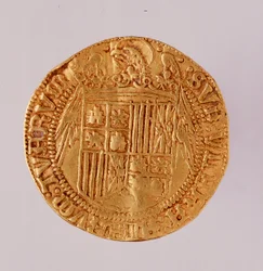 Kultainen kolikko Espanjasta: katolisten kuningas Ferdinandin ja Isabellan (Ferdinand II Aragonia ja Isabella I Kastilia) hallituskausi. 1474-1516 Halk. 2,7 cm Napoli, museo archeologico