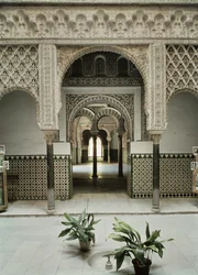 Patio de las Munecas, 1100-1300-luku