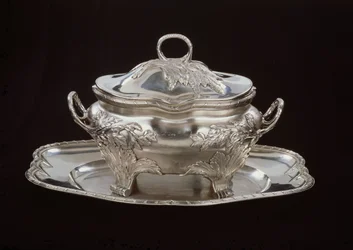 Tureen lautasella (hopea)