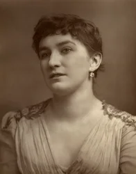 Nelly Bromley, brittiläinen näyttelijä ja laulaja, 1882